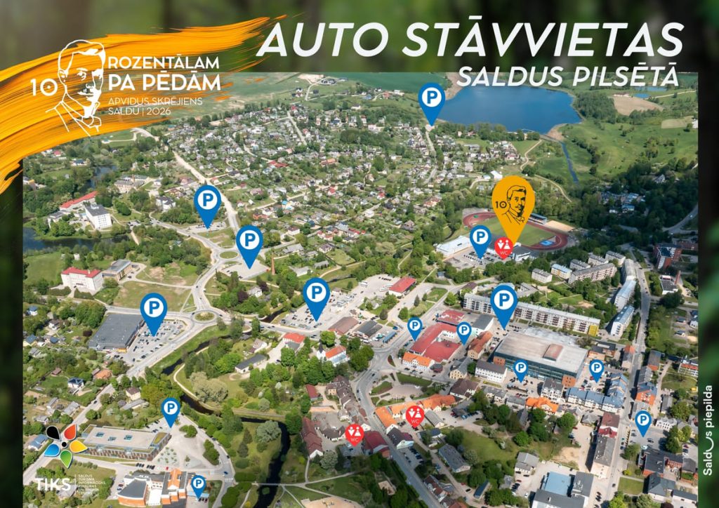 Infografika ar Saldus pilsētas karti, kur ar ziliem simboliem atzīmētas vairākas apmeklētājiem paredzētās autostāvvietas, fons ir detalizēts aerofoto ar ēkām, ceļiem un stadionu