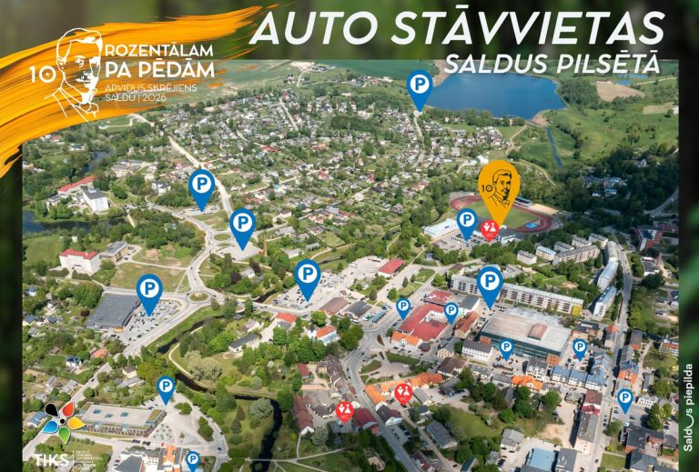 Infografika ar Saldus pilsētas karti, kur ar ziliem simboliem atzīmētas vairākas apmeklētājiem paredzētās autostāvvietas, fons ir detalizēts aerofoto ar ēkām, ceļiem un stadionu