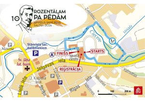 Infografika ar Rozentāla skrējiena 2026. gada 1,3 km trasi Saldus centrā, kur maršruts zilā krāsā iezīmēts gar Cieceres upi. Uz kartes norādīti starta un finiša punkti pie sporta centra, reģistrācijas vieta, tuvējās ielas, stāvvietas un apkārtnes orientieri.
