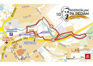 Infografika, kas attēlo Rozentāla skrējiena 2026. gada 2,2 km trasi centrālajā Saldus daļā. Maršruts izcelts ar sarkanu līniju, kas ved gar Cieceres upi un cauri sporta centra teritorijai. Kartē norādīti starta un finiša punkti, reģistrācijas zona, stāvvietas un nozīmīgākās ielas.